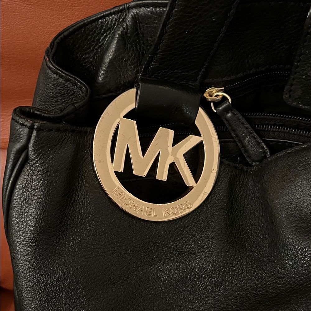 Michael Kors Black Leather Shoulder Bag with Gold Logo - Picture 2 of 5